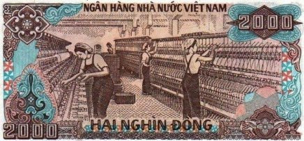 Công nhân đang làm việc tại Nhà máy dệt Nam Định. Đây từng là nhà máy dệt lớn nhất Đông Dương.