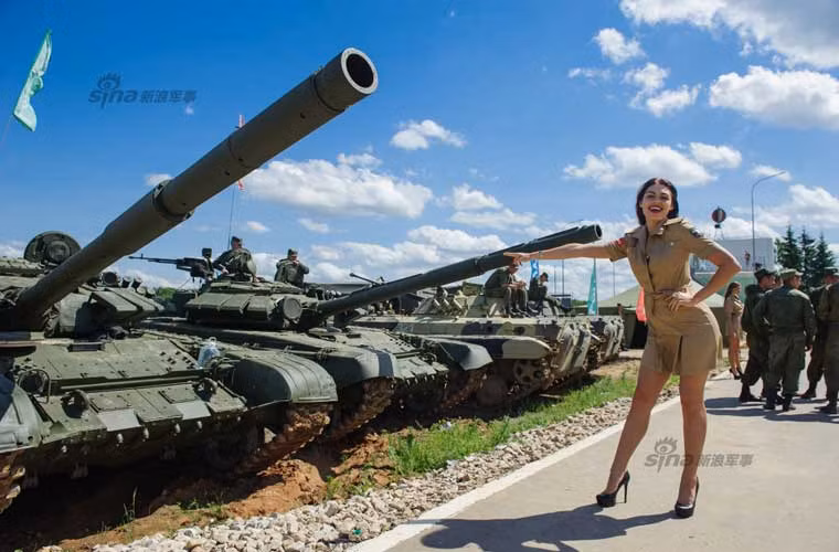 Các xe tăng T-72 và xe chiến đấu bộ binh BMP-2 đã được Quân đội Nga triển khai giúp quảng bá Lenovo P90.