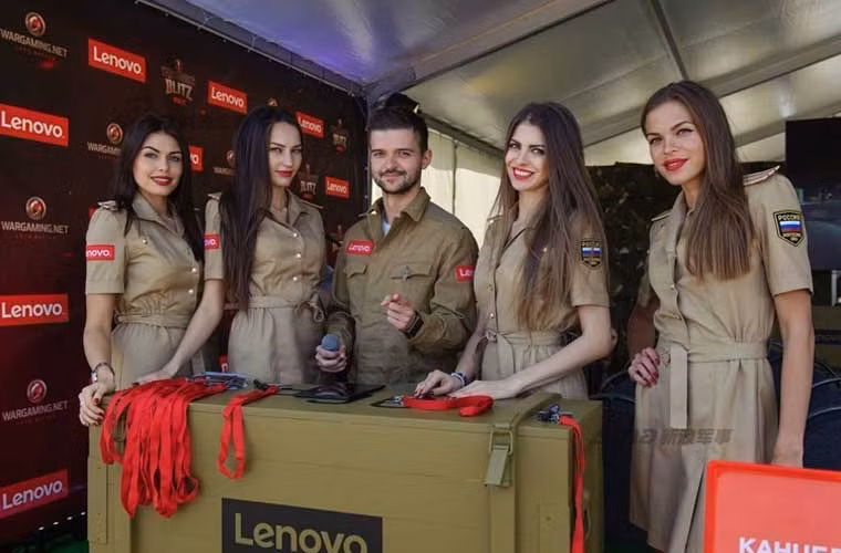 Với một chương trình lớn như thế mà thiếu người đẹp quả là thiếu sót. Vì vậy, việc các người đẹp Nga trong trang phục váy ngắn màu vàng theo phong cách quân đội càng làm cho bầu không khí thêm sôi động, náo nhiệt.