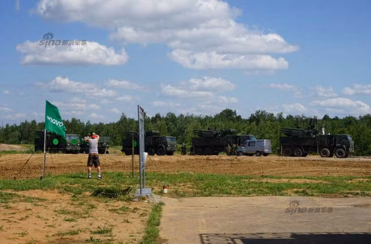 Không chỉ xe tăng, Quân đội Nga còn đem tới các tổ hợp pháo – tên lửa phòng không Pantsir-S1…