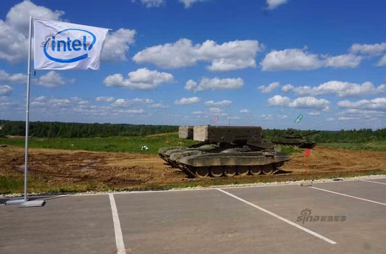 …và tổ hợp phun lửa hạng nặng Tos-1 Buratino.