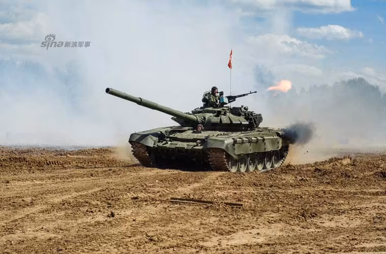 Xe tăng T-72B thao diễn với màn bắn đại liên 12,7mm tại khu vực diễn ra sự kiện giới thiệu P90 tới thị trường Nga.
