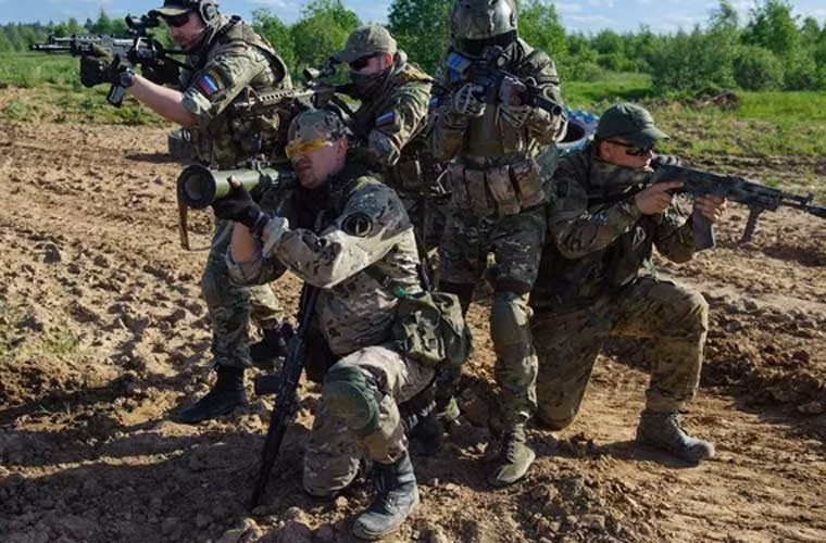 Các binh sĩ Nga hầm hồ với súng khủng tại khu vực diễn ra sự kiện quảng bá Lenovo P90.