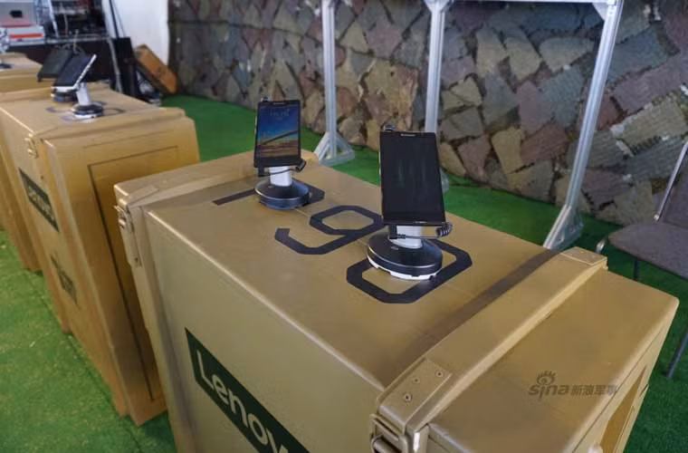 Điện thoại Lenovo P90 được hãng Lenovo ra mắt tại triển lãm CES 2015 tổ chức đầu tháng 1. Chiếc máy được trang bị cấu hình mạnh mẽ với chíp Intel Atom Z3560 4 nhân 1,7 GHz, RAM 2G và bộ nhớ trong 32GB. Máy dùng màn hình IPS LCD 5,5 inch độ phân giản 1080x1920 pixels. Dù màn hình khủng nhưng Lenovo P90 có thể trụ được vài ngày nhờ viên pin tới 4.000 mAh.