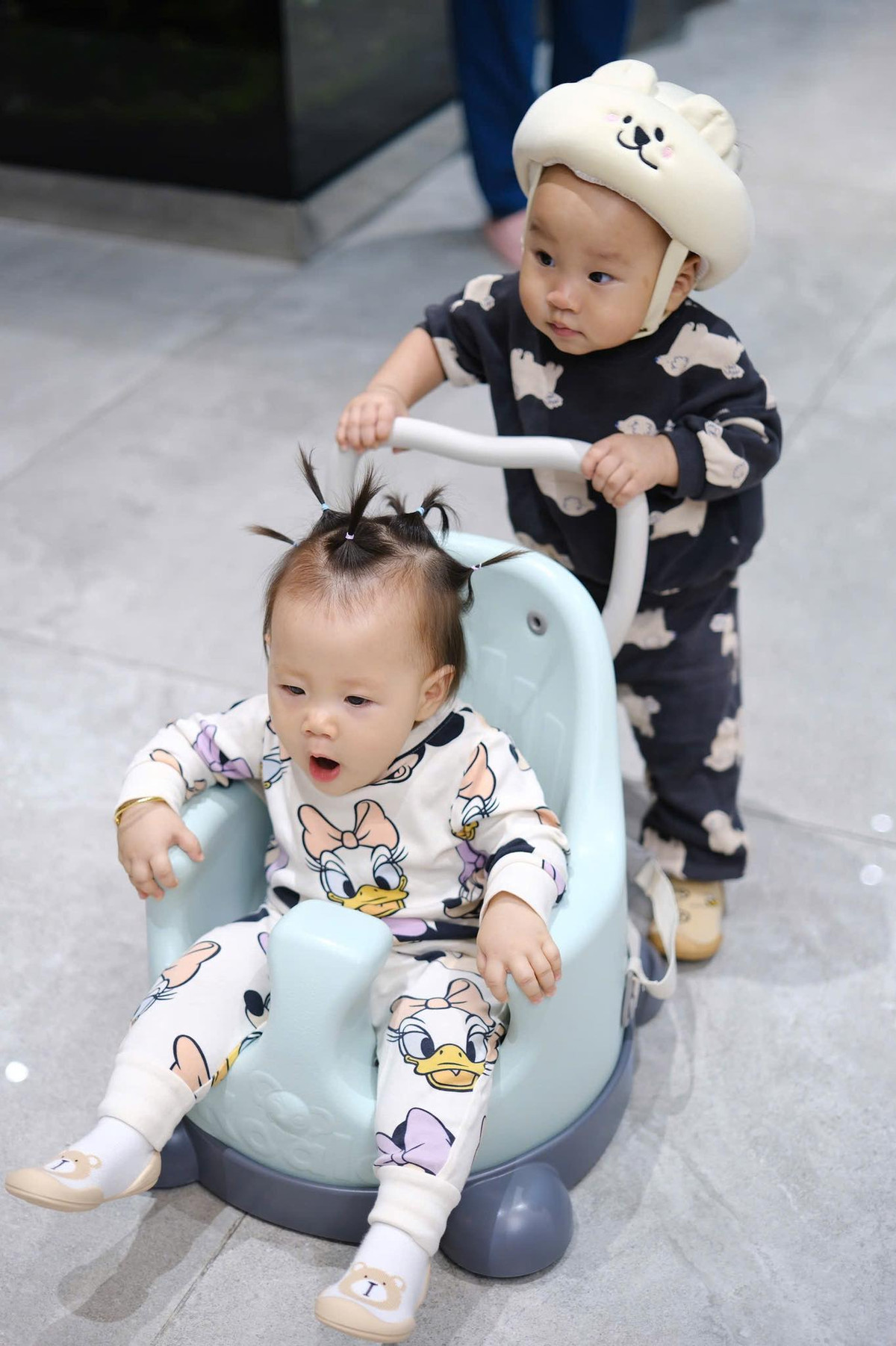 Hai em bé sinh đôi được dân mạng ngưỡng mộ vì mới chưa đầy 1 tuổi đã được đi du lịch khắp nơi từ trong nước ra nước ngoài. Ảnh: FB Đỗ Phương Oanh