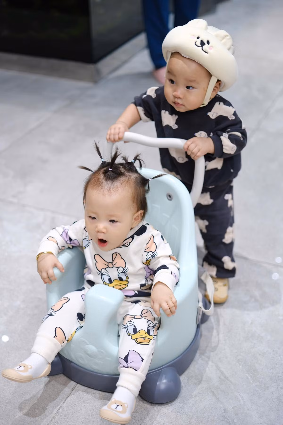 Hai em bé sinh đôi được dân mạng ngưỡng mộ vì mới chưa đầy 1 tuổi đã được đi du lịch khắp nơi từ trong nước ra nước ngoài. Ảnh: FB Đỗ Phương Oanh