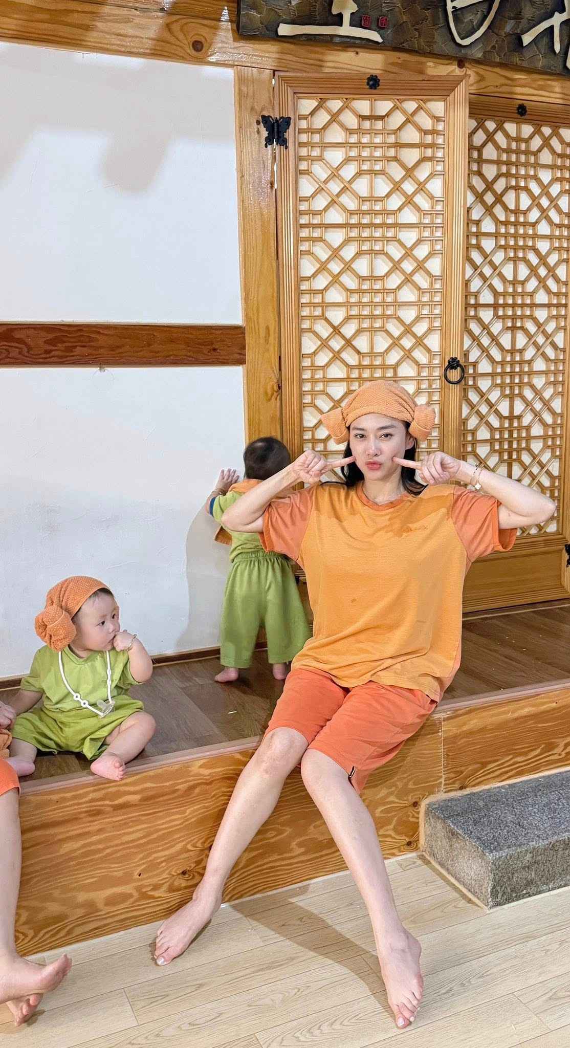 Ngồi trong lòng mẹ chụp ảnh chưa được bao lâu, hai nhóc tỳ đã vội chạy nhảy xung quanh, để mặc Phương Oanh tự tạo dáng. Ảnh: FB Đỗ Phương Oanh