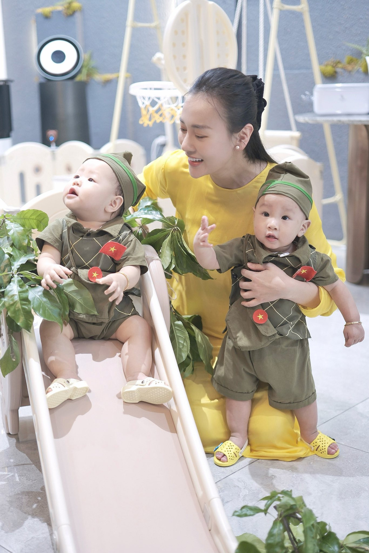 Từ khi chào đón cặp song sinh kháu khỉnh, cuộc sống của Phương Oanh dường như tràn ngập màu sắc tươi mới. Không chỉ bận rộn với công việc, cô còn dành trọn vẹn thời gian để chăm sóc và vui đùa cùng hai con. Ảnh: FB Đỗ Phương Oanh