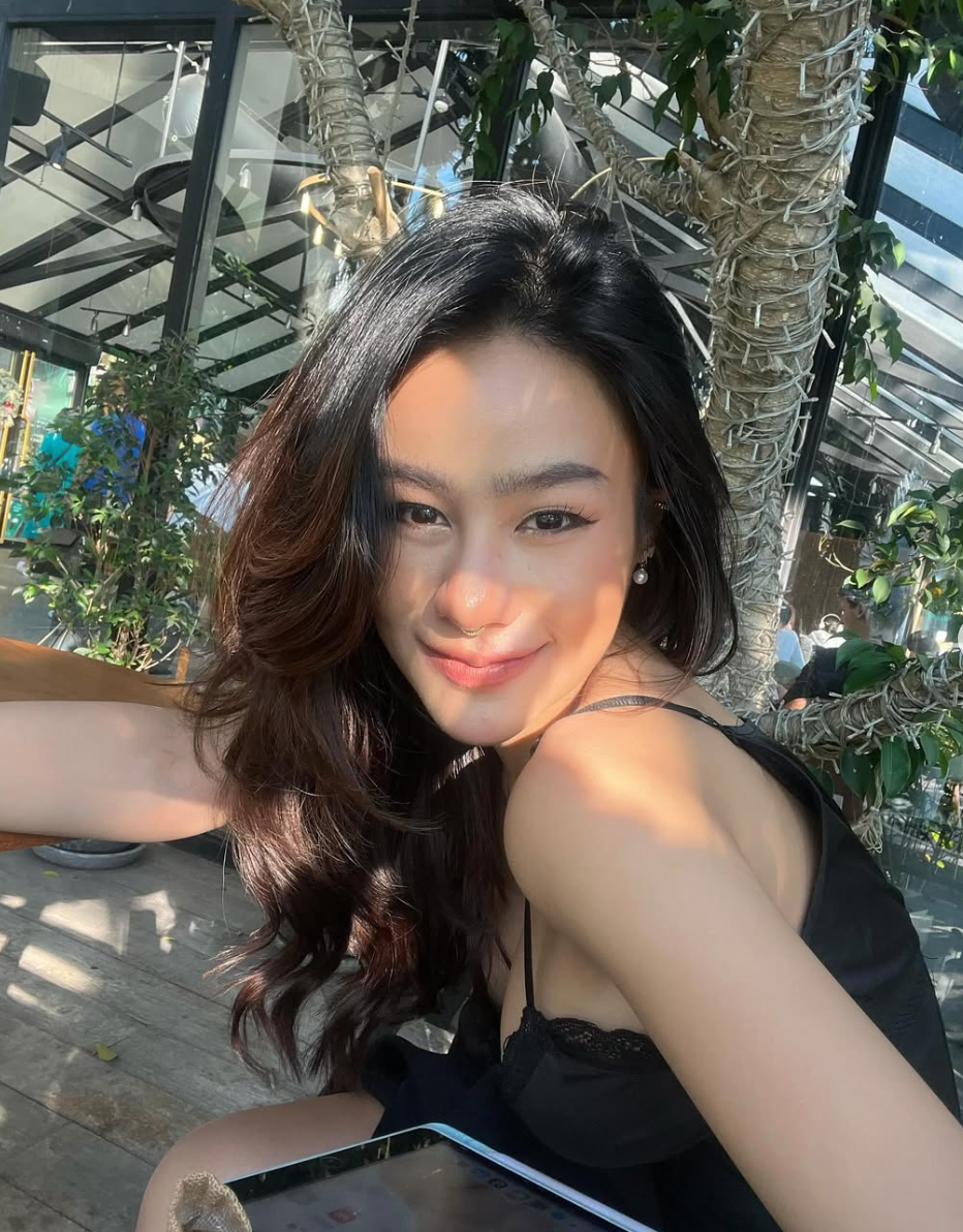 Nhiều cư dân mạng cho rằng với lượng fan ổn định, hot girl gợi cảm này không cần phải chạy theo con đường hở bạo như vậy.