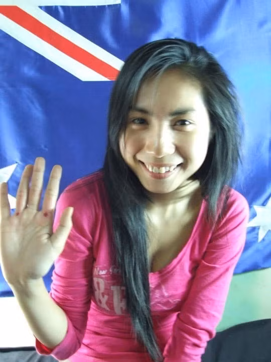 Năm 2005, ca sĩ Thủy Tiên bước chân vào giới giải trí. Cô hoạt động nghệ thuật với vai trò ca sĩ hát solo. Khi mới vào nghề, Thủy Tiên có khuôn mặt vuông, cánh mũi dày và làn da hơi ngăm, hàm răng chưa đều. Ảnh: Arttimes