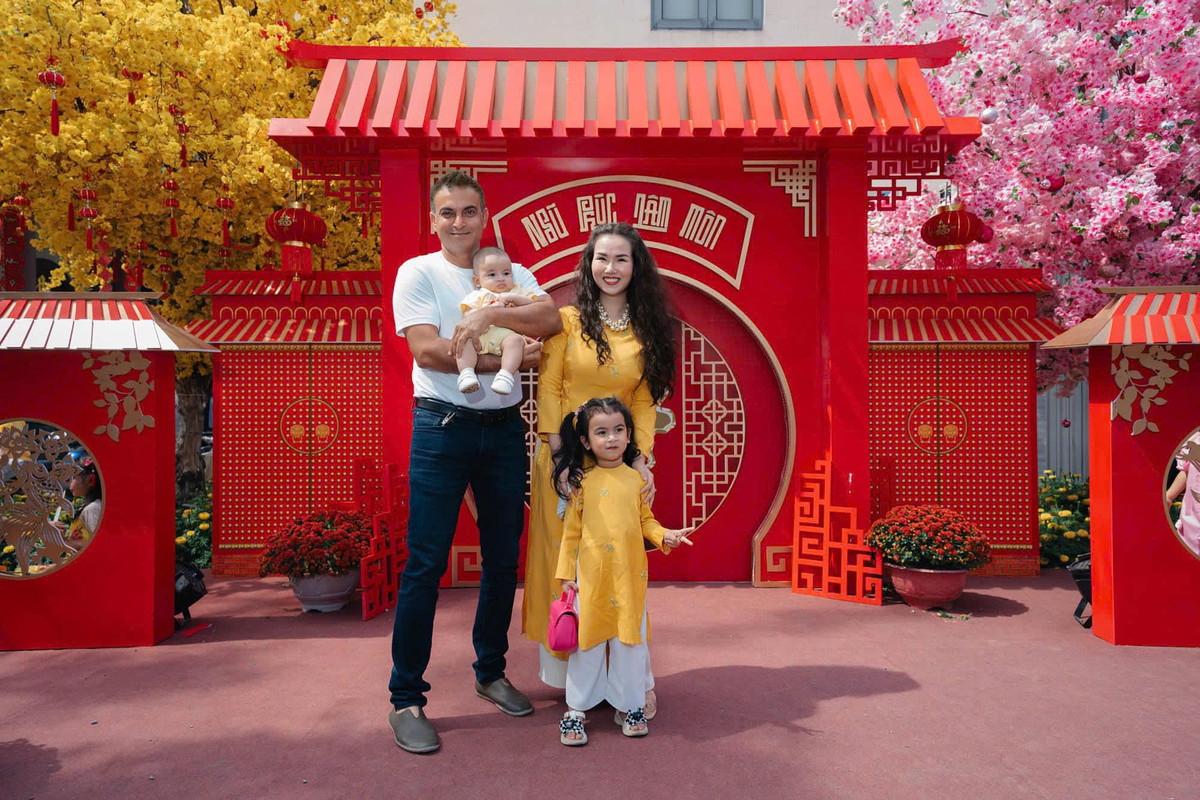 Không chỉ có sự nghiệp rực rỡ, Võ Hạ Trâm còn có cuộc hôn nhân viên mãn bên chồng Ấn Độ. Ảnh: FB Võ Hạ Trâm