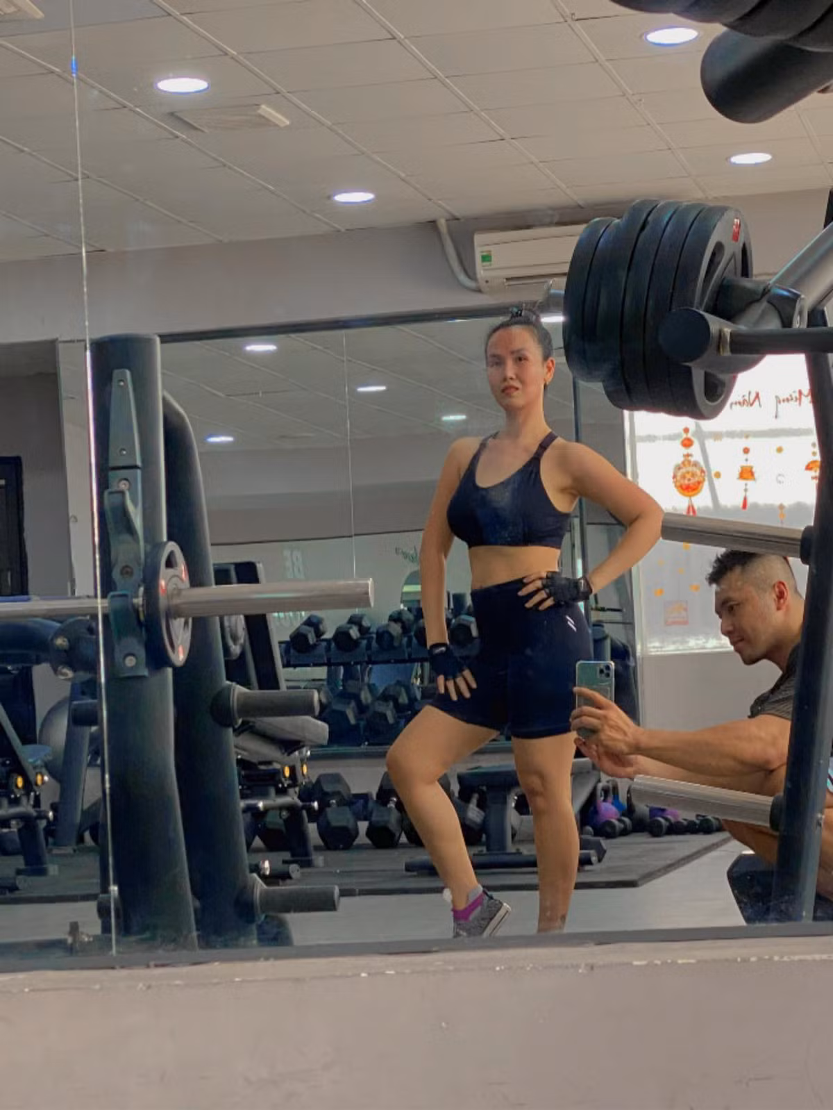 Nửa năm sau sinh con trai thứ hai, Võ Hạ Trâm hiện nặng 51 kg, có vòng eo 65 cm nhờ tập 5 buổi mỗi tuần, xen kẽ yoga và gym. Ảnh: FB Võ Hạ Trâm