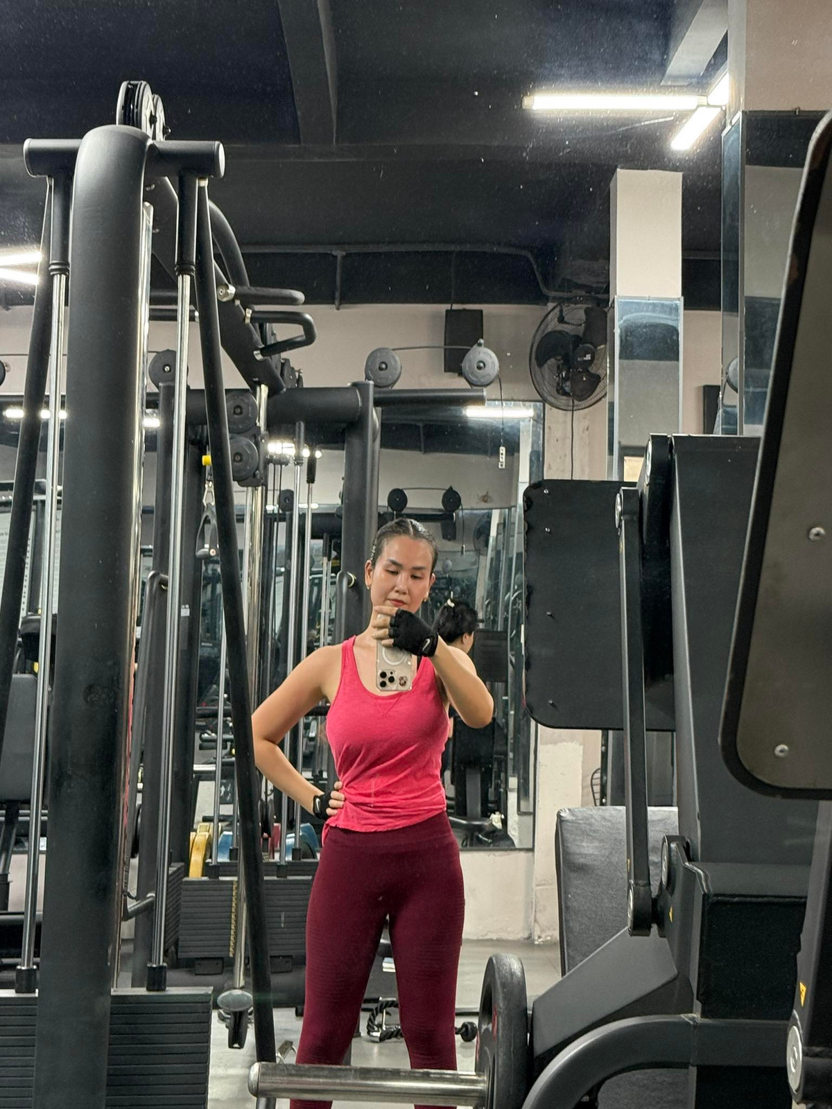 Hết một tháng ở cữ, cô tập các bài yoga nhẹ nhàng, phù hợp thể trạng để phục hồi cơ sàn chậu, siết lại cơ bụng, đồng thời giảm thêm hai kg. Ảnh: FB Võ Hạ Trâm