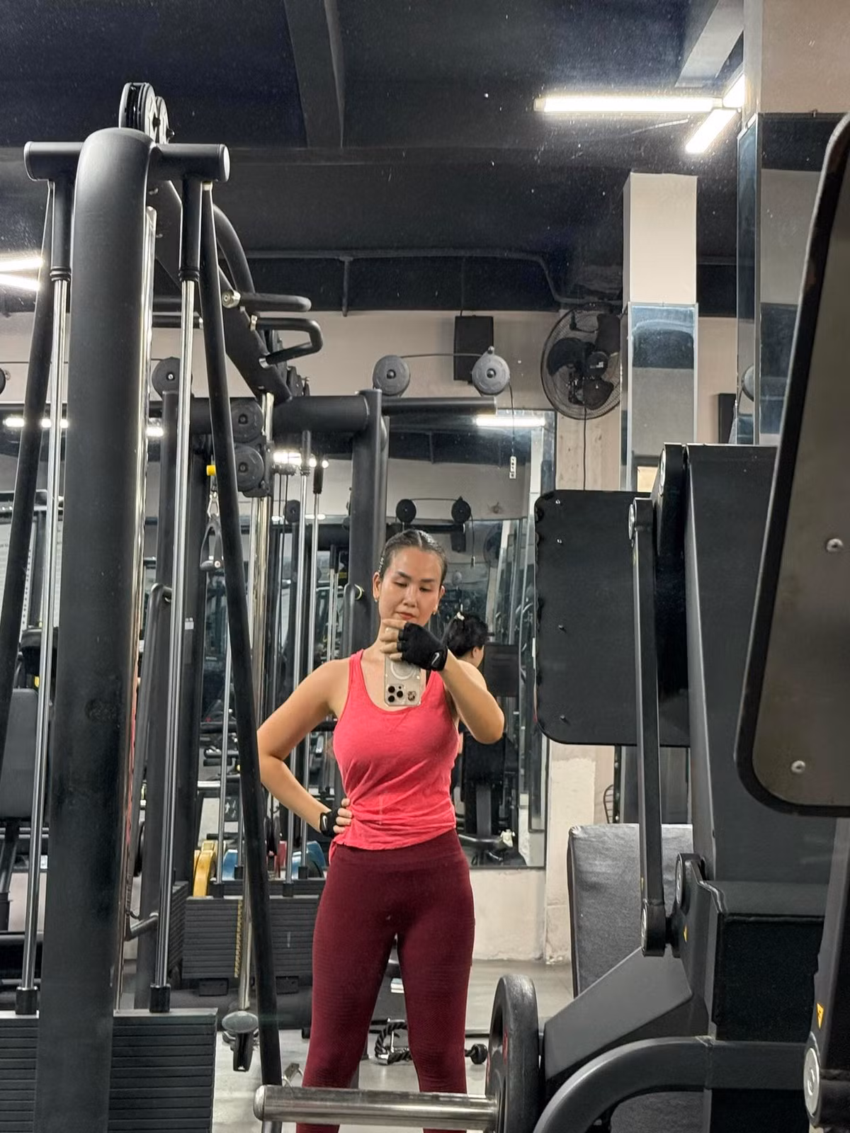 Hết một tháng ở cữ, cô tập các bài yoga nhẹ nhàng, phù hợp thể trạng để phục hồi cơ sàn chậu, siết lại cơ bụng, đồng thời giảm thêm hai kg. Ảnh: FB Võ Hạ Trâm