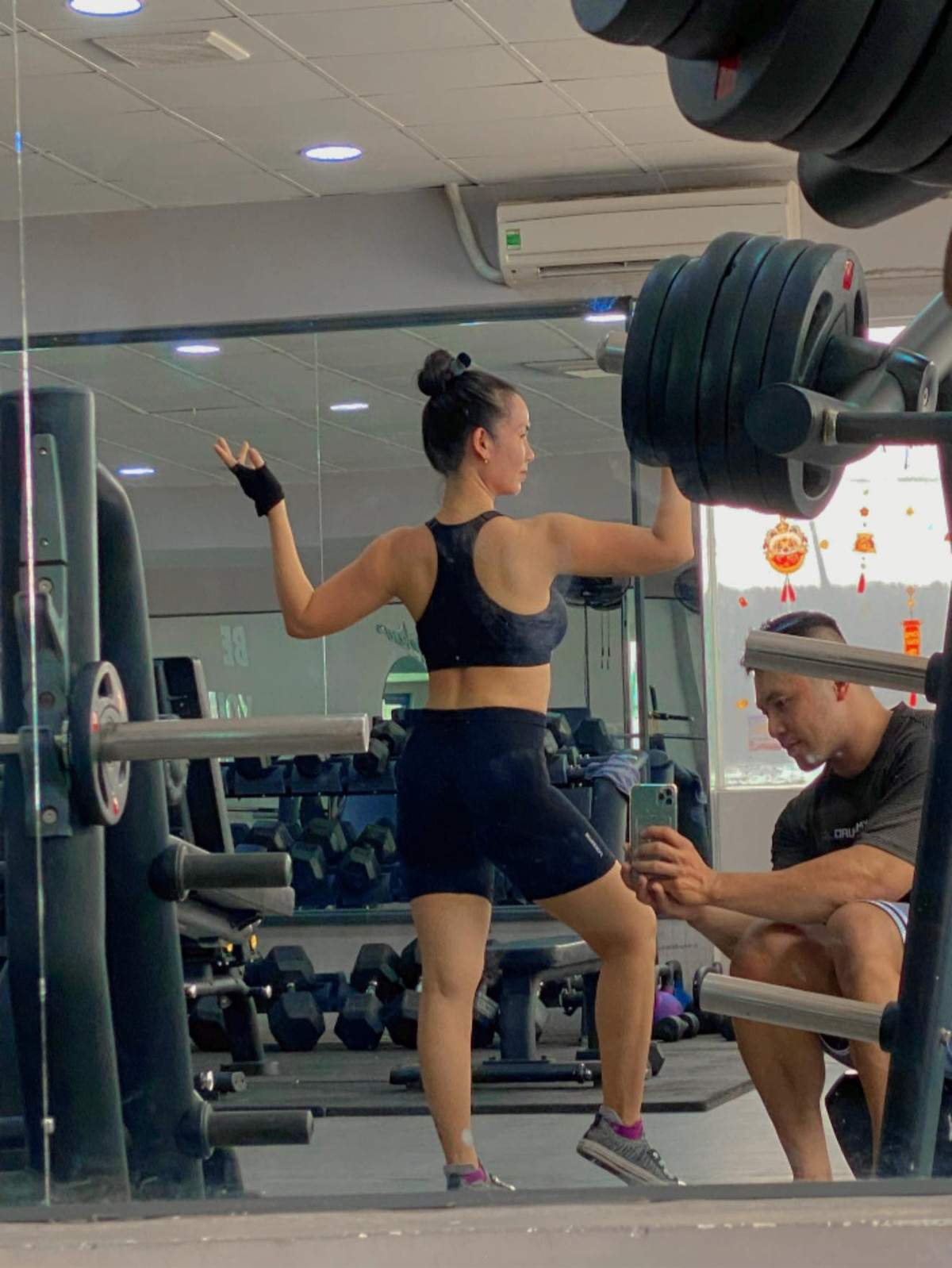 Trước đó, khi lên bàn sinh hồi tháng 10, cô nặng gần 70 kg. Cô giảm tự nhiên 10 kg ngay tuần đầu sau sinh. Ảnh: FB Võ Hạ Trâm