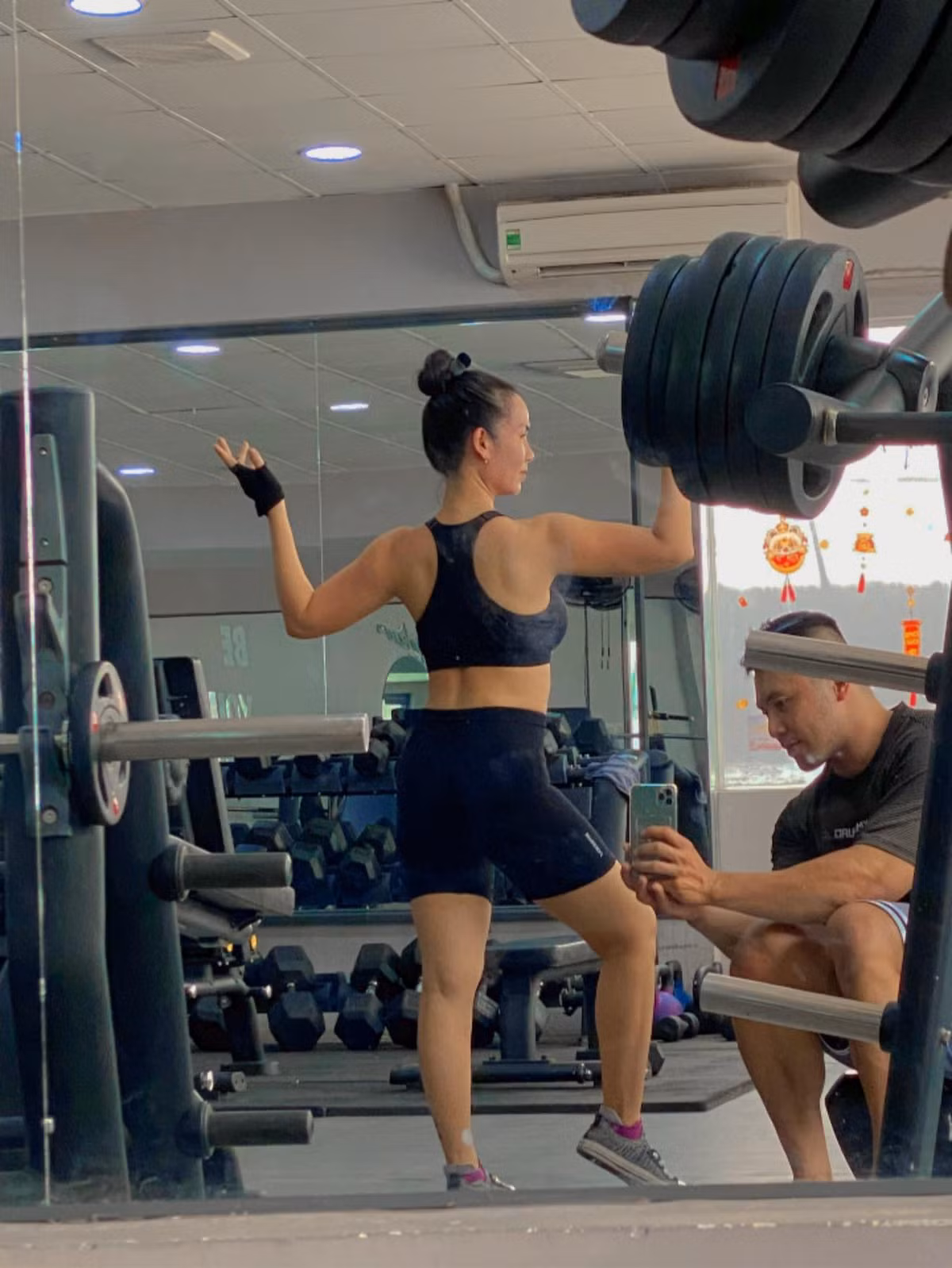 Trước đó, khi lên bàn sinh hồi tháng 10, cô nặng gần 70 kg. Cô giảm tự nhiên 10 kg ngay tuần đầu sau sinh. Ảnh: FB Võ Hạ Trâm