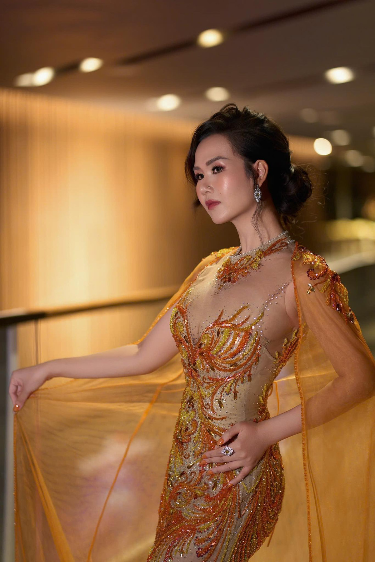 Là một bà mẹ "ghiền con" chính hiệu, nhưng bà mẹ 2 con không chỉ nhanh chóng trở lại với công việc mà còn khiến khán giả trầm trồ bởi vòng 2 siêu thon gọn chỉ trong thời gian ngắn. Ảnh: FB Võ Hạ Trâm