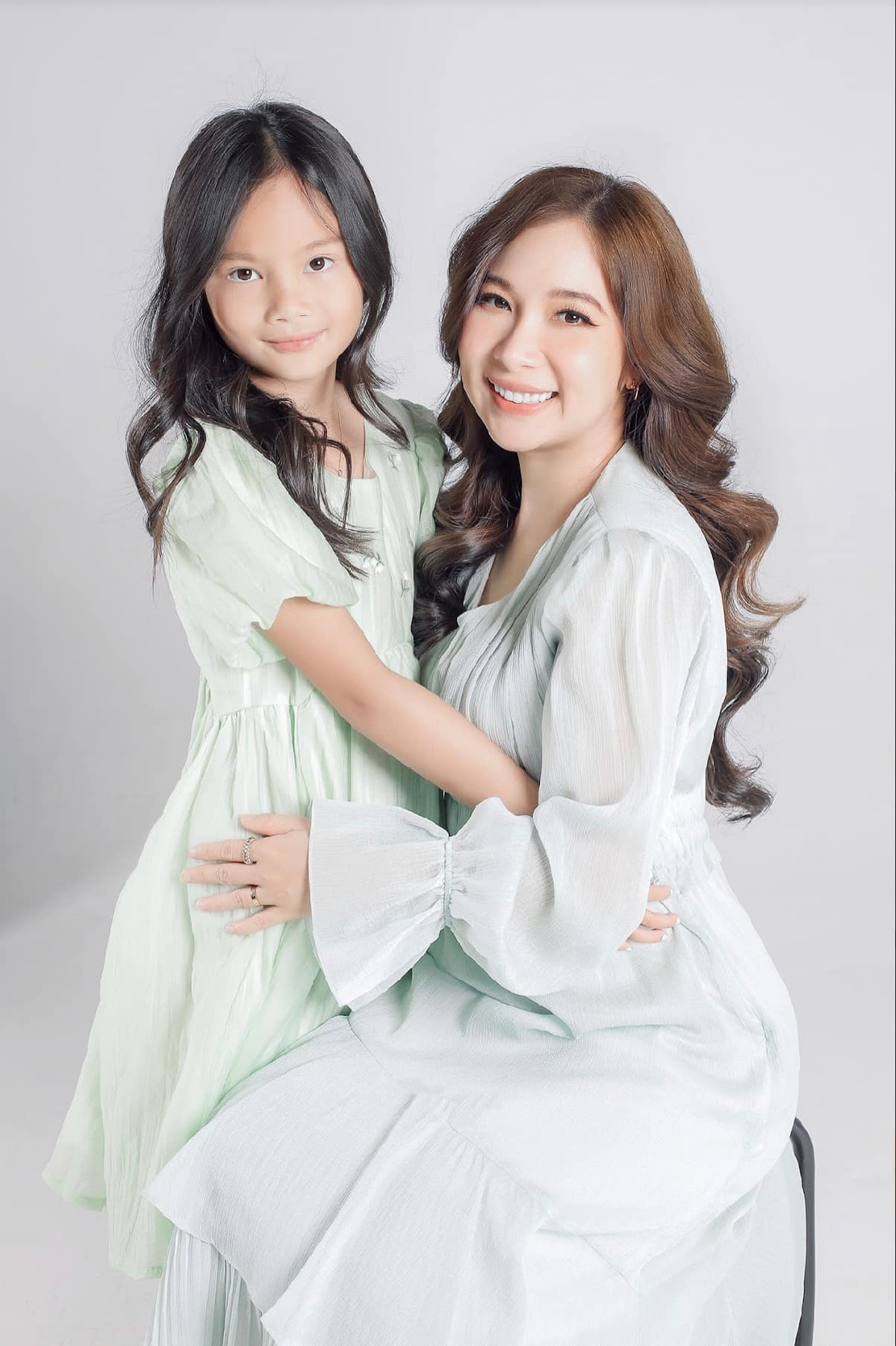 Ở tuổi 40, Duy Uyên được khán giả khen ngợi sở hữu làn da hồng hào, vẻ ngoài rạng rỡ không thay đổi nhiều so với thời đi hát tại Việt Nam. Ảnh: FB Duy-uyen Nguyen