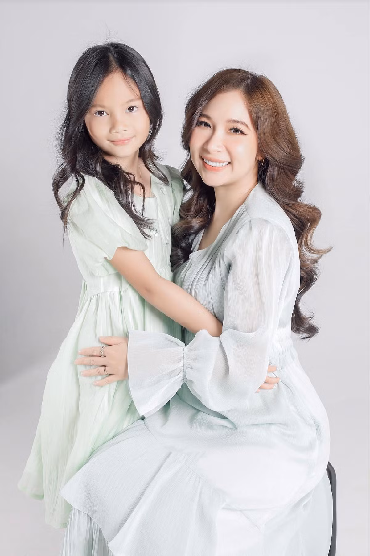 Ở tuổi 40, Duy Uyên được khán giả khen ngợi sở hữu làn da hồng hào, vẻ ngoài rạng rỡ không thay đổi nhiều so với thời đi hát tại Việt Nam. Ảnh: FB Duy-uyen Nguyen