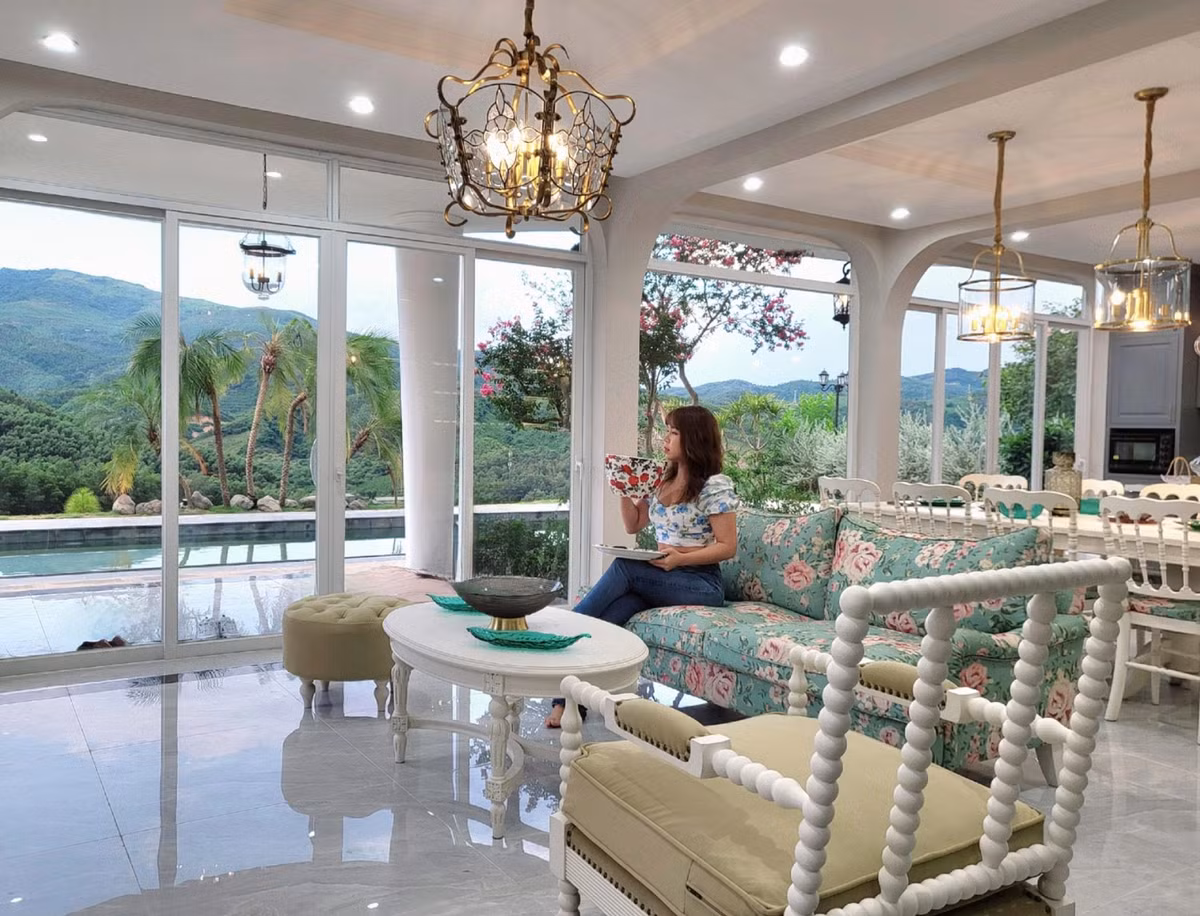 Biệt thự của nam diễn viên Hương vị tình thân có 2 tầng, được thiết kế theo phong cách châu Âu với tông màu trắng chủ đạo. Không gian ngôi nhà rộng rãi, thoáng đãng, hòa mình với thiên nhiên. Ảnh: FB Nguyen Manh Truong