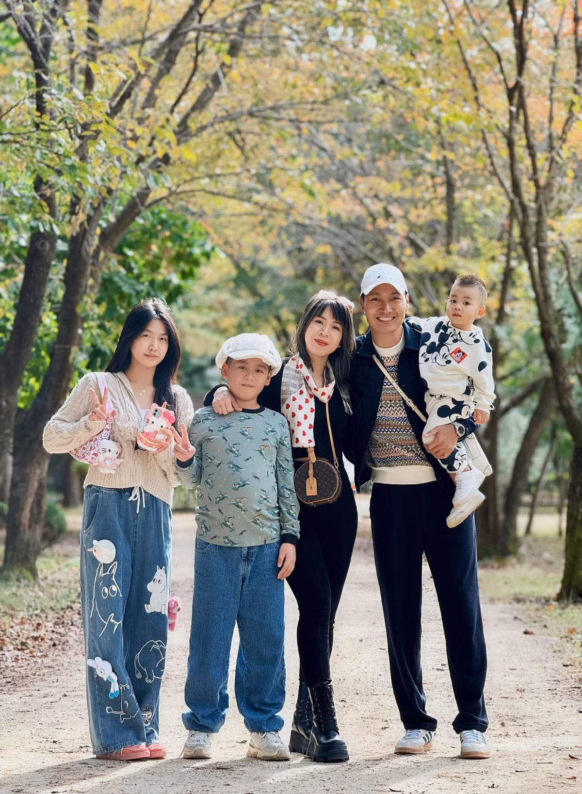 Không chỉ thành công trong sự nghiệp, diễn viên Mạnh Trường còn khiến nhiều người ngưỡng mộ khi có một gia đình hạnh phúc viên mãn. Ảnh: FB Nguyen Manh Truong