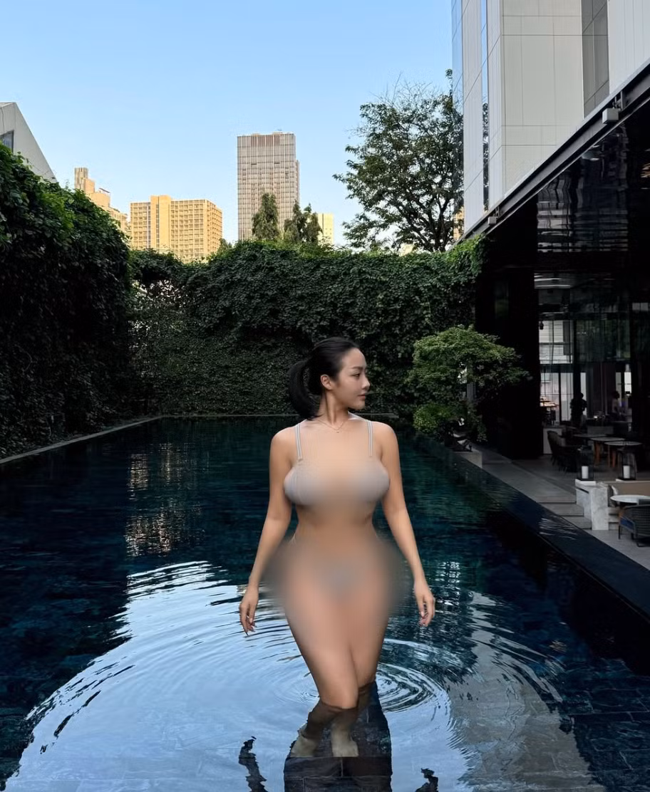 Vòng eo con kiến, vòng hông lớn làm tôn lên đường nét cơ thể của cô nàng.