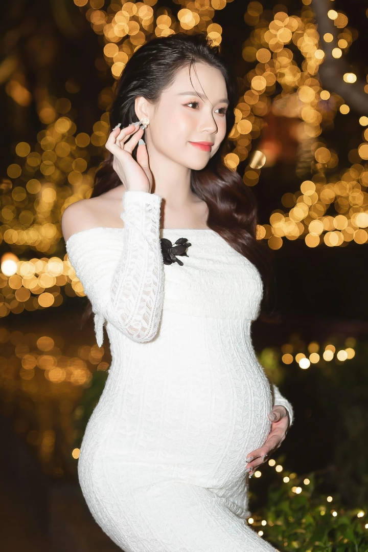 Ở thời kỳ mang thai, diễn viên Sam cũng ưa chuộng những bộ trang phục bầu ôm sát, khoe 3 vòng gợi cảm. Ảnh: FB Nguyễn Hà My