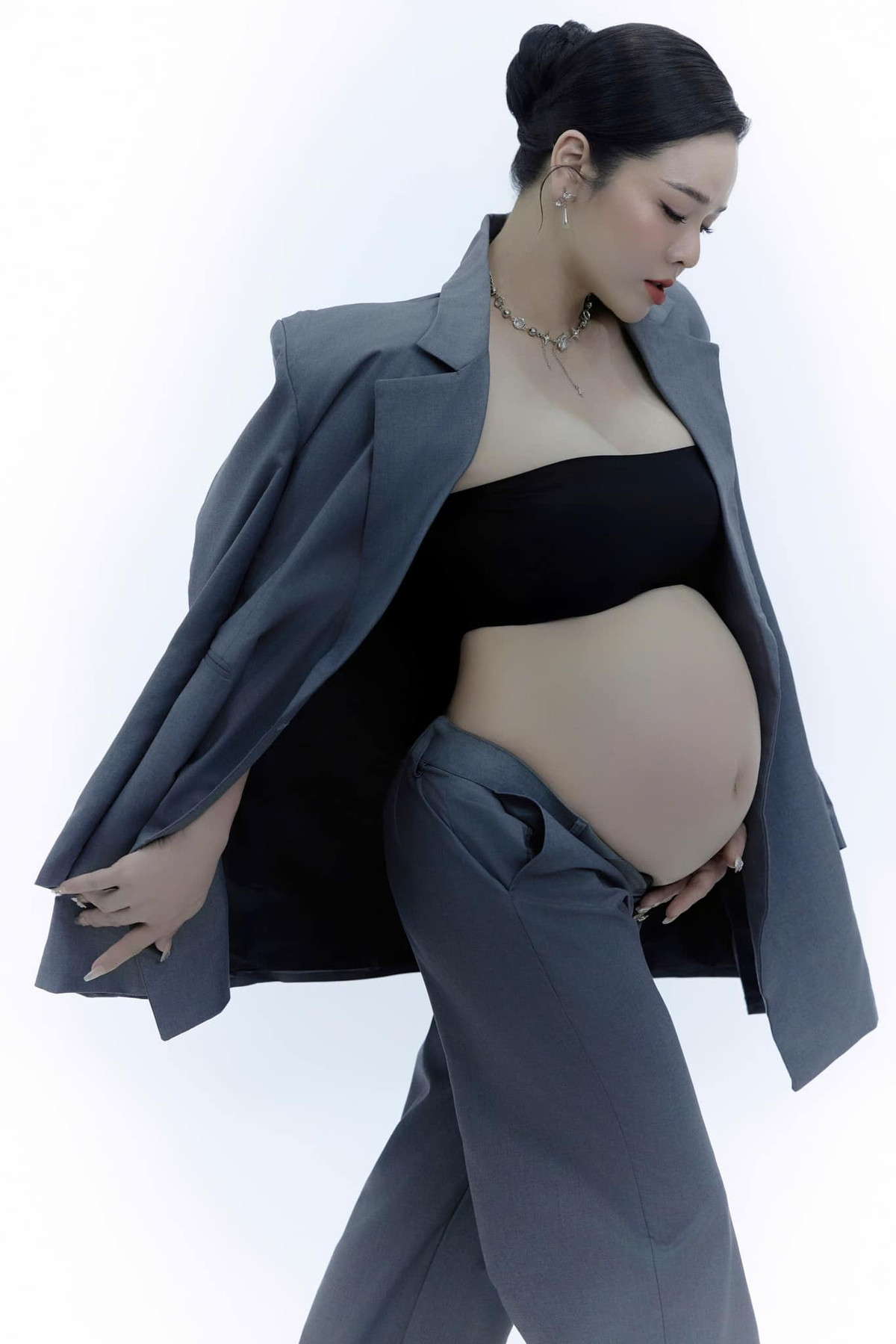 Diễn viên, ca sĩ Nhật Kim Anh là mỹ nhân Việt gây chú ý thời gian gần đây khi liên tiếp đăng ảnh khoe bụng bầu gợi cảm. Ảnh: FB Nhật Kim Anh