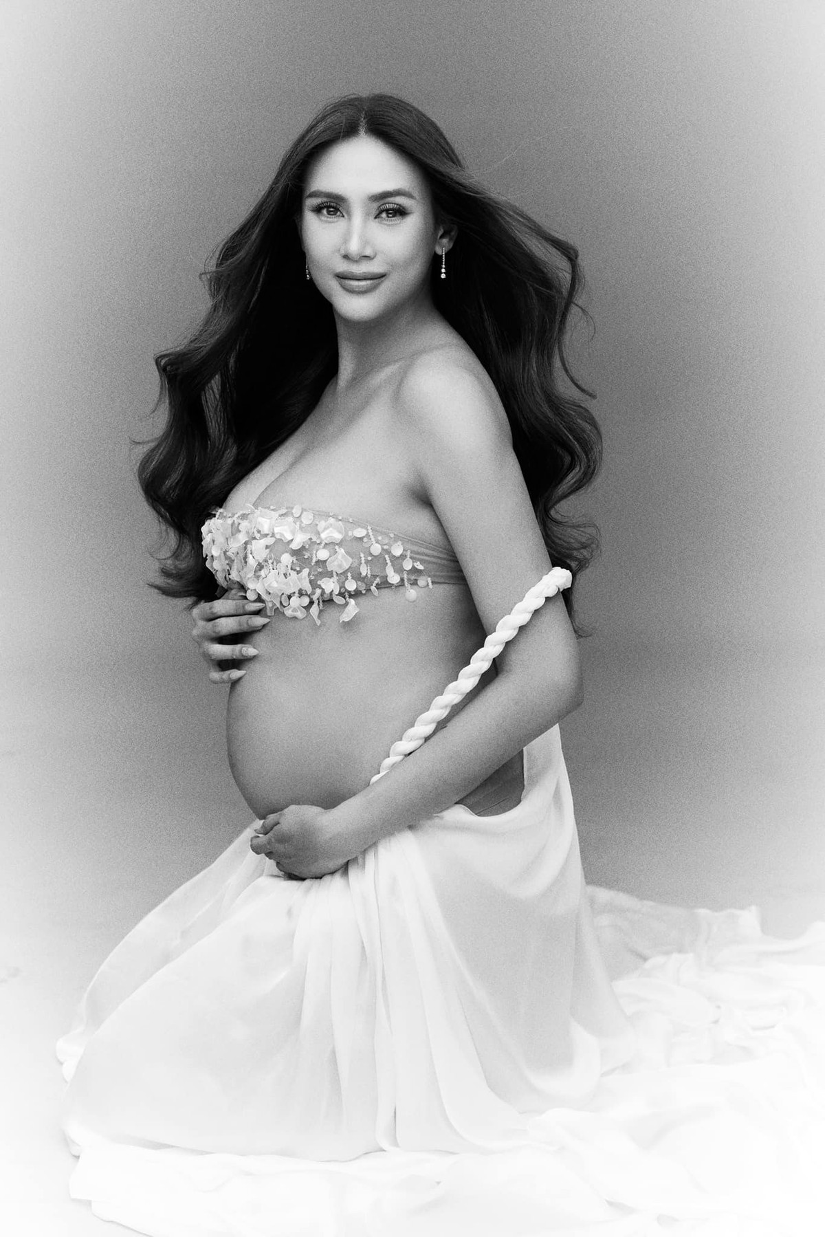 Siêu mẫu Võ Hoàng Yến cũng ưa chuộng những thiết kế xuyên thấu trong thai kỳ. Ảnh: FB VÕ HOÀNG YẾN