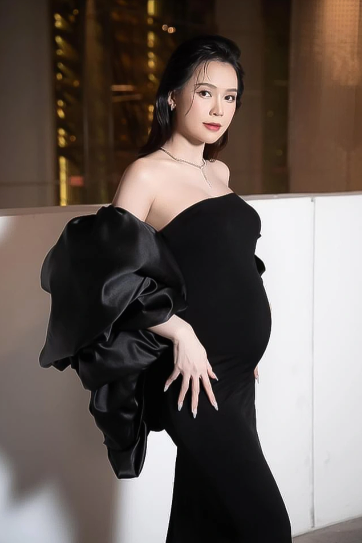 Với phom dáng ôm sát cùng trễ vai, trang phục mà người đẹp Sam diện khi mang thai thu hút mọi ánh nhìn. Cô khoe được sự quyến rũ, gợi cảm dù bụng bầu vượt mặt. Ảnh: FB Nguyễn Hà My
