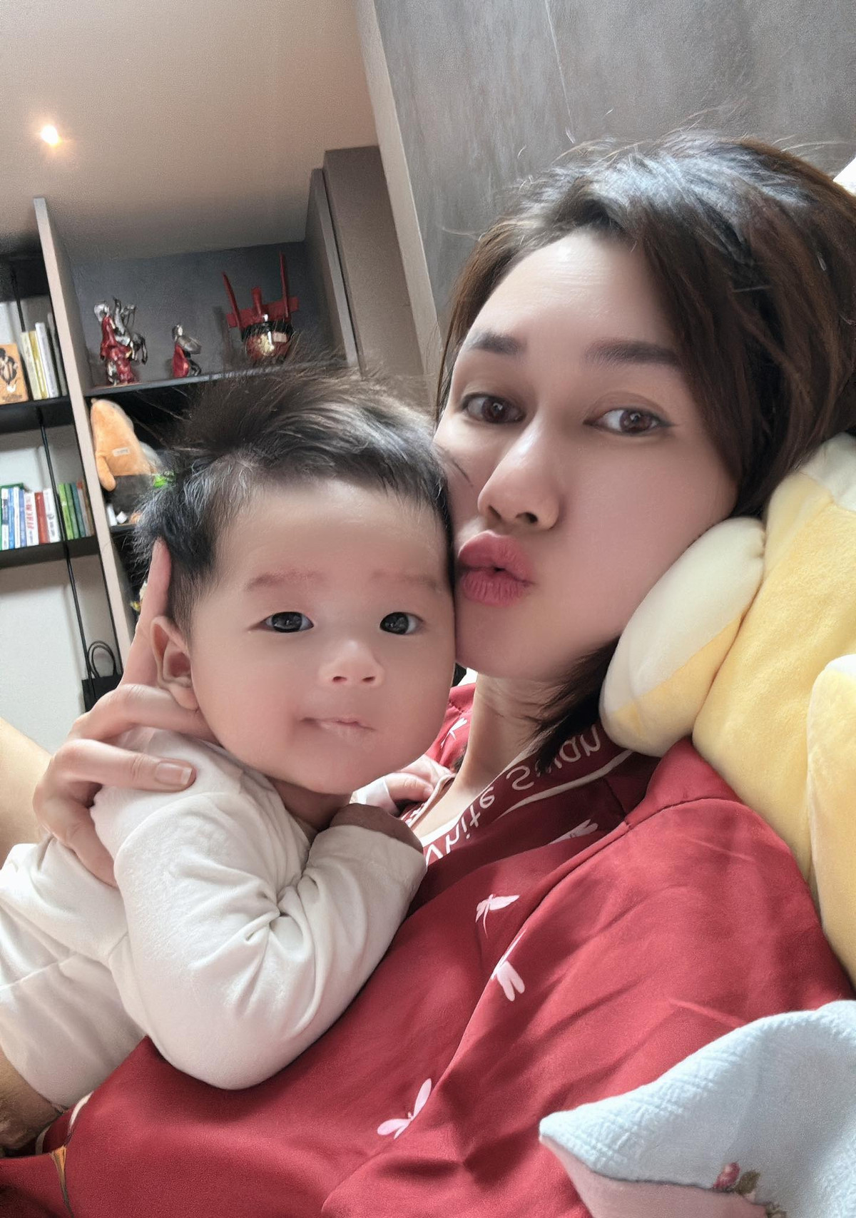 Diễn viên Hương Giang nói từ khi sinh bé Udon cuộc sống xáo trộn. Ảnh: FB Nguyễn Hương Giang