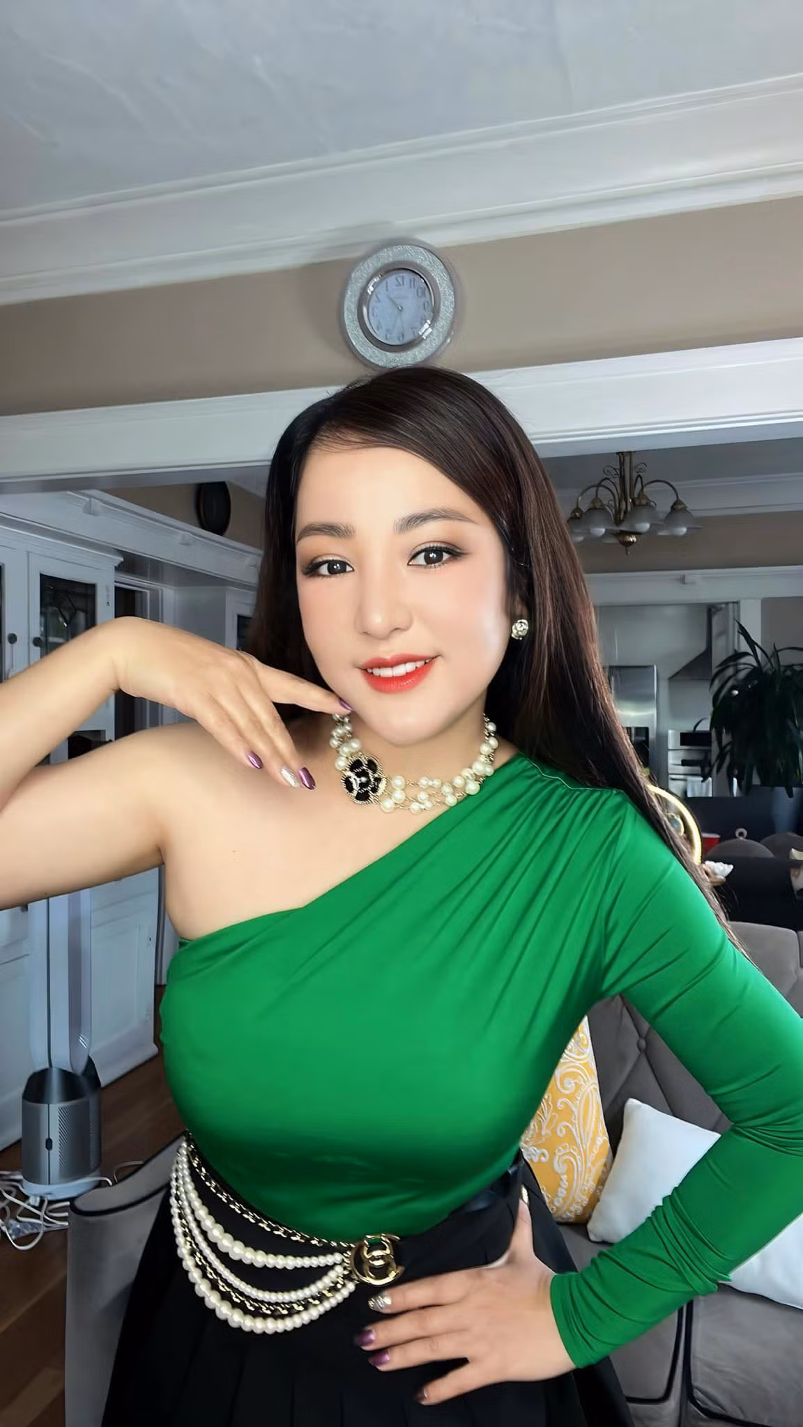  Tin tức sao Việt 6/4: Ở tuổi U50, nghệ sĩ Thúy Nga vẫn tự tin khoe vóc dáng gợi cảm. Ảnh: FB Trần Thuý Nga