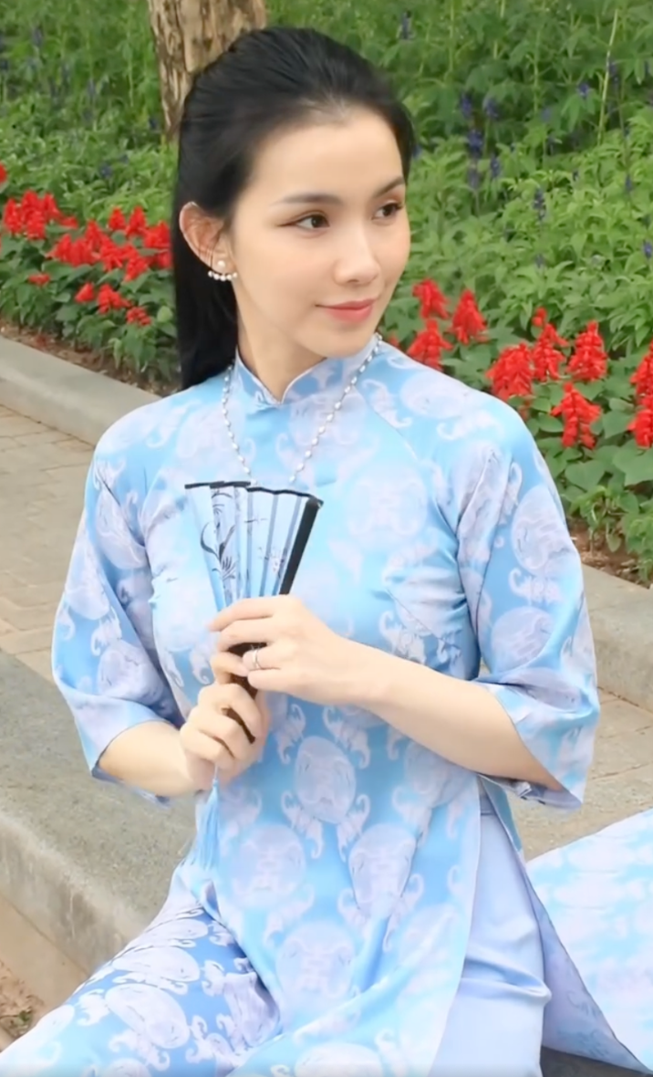 Thời gian gần đây, Thuỳ Lâm chăm chỉ hoạt động mạng xã hội hơn, cô hay đăng tải những clip khoe cận nhan sắc khiến công chúng "trầm trồ". Ảnh chụp màn hình