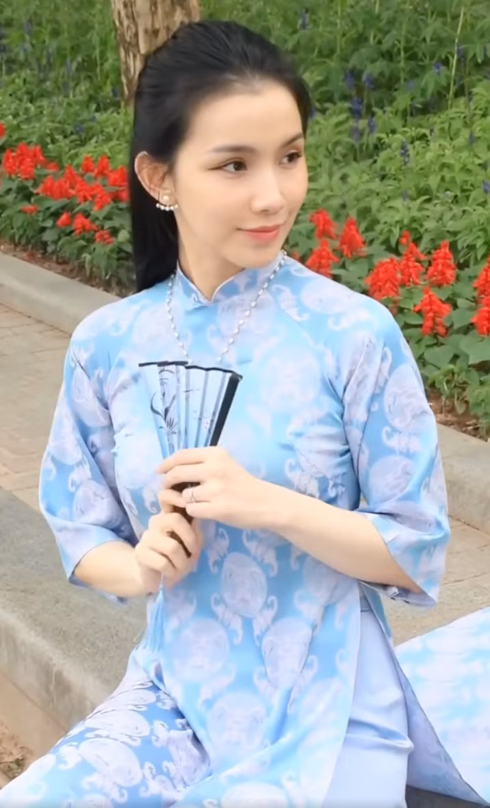 Thời gian gần đây, Thuỳ Lâm chăm chỉ hoạt động mạng xã hội hơn, cô hay đăng tải những clip khoe cận nhan sắc khiến công chúng "trầm trồ". Ảnh chụp màn hình