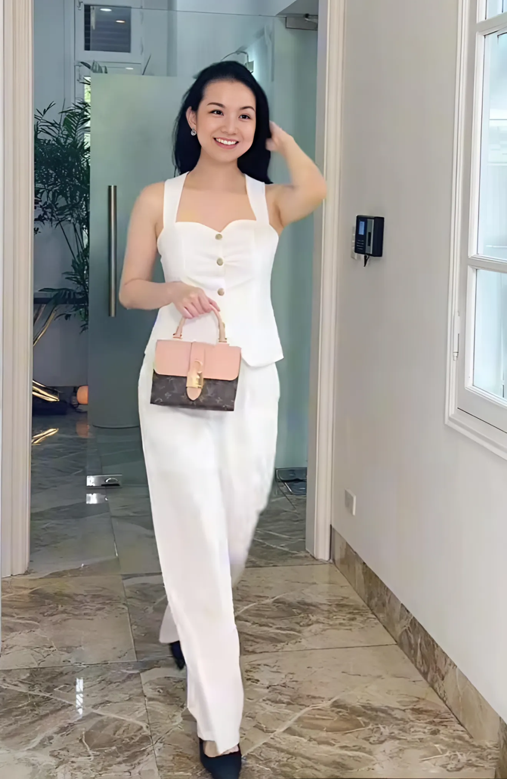 Trước đây, Thùy Lâm kín tiếng về cuộc sống cá nhân. Sau khi chia sẻ một số video đời thường, cô được nhiều khán giả động viên đăng tải thêm các nội dung tương tự lên mạng xã hội. Ảnh chụp màn hình