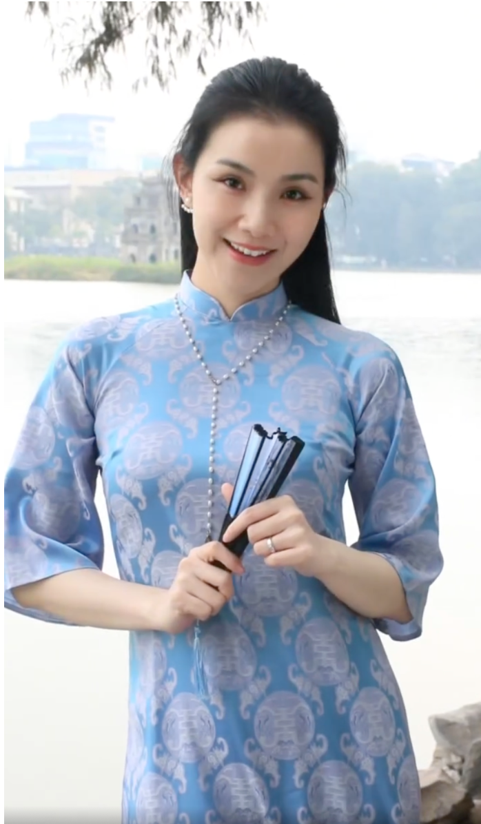 Dù gần như để mặt mộc, chỉ đánh son nhẹ cho tươi tắn nhưng nhan sắc Hoa hậu Thùy Lâm vẫn gây bất ngờ bởi sự trẻ trung và thêm phần đằm thắm hơn xưa. Ảnh chụp màn hình