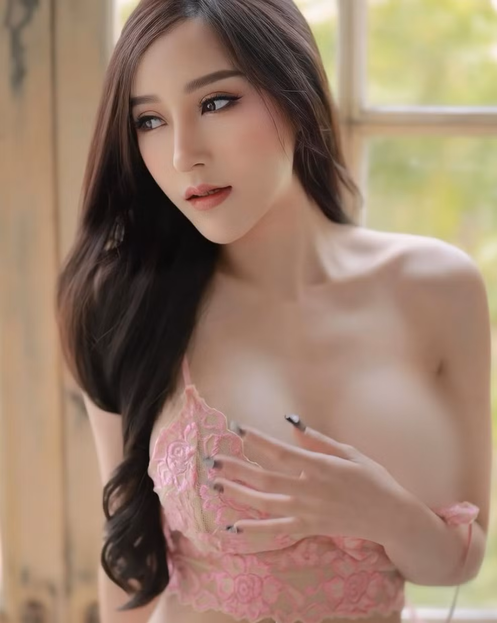 Người đẹp Thái Lan thường xuyên xuất hiện trong những bộ trang phục khoét sâu, trễ nải, khoe trọn vòng một gợi cảm.