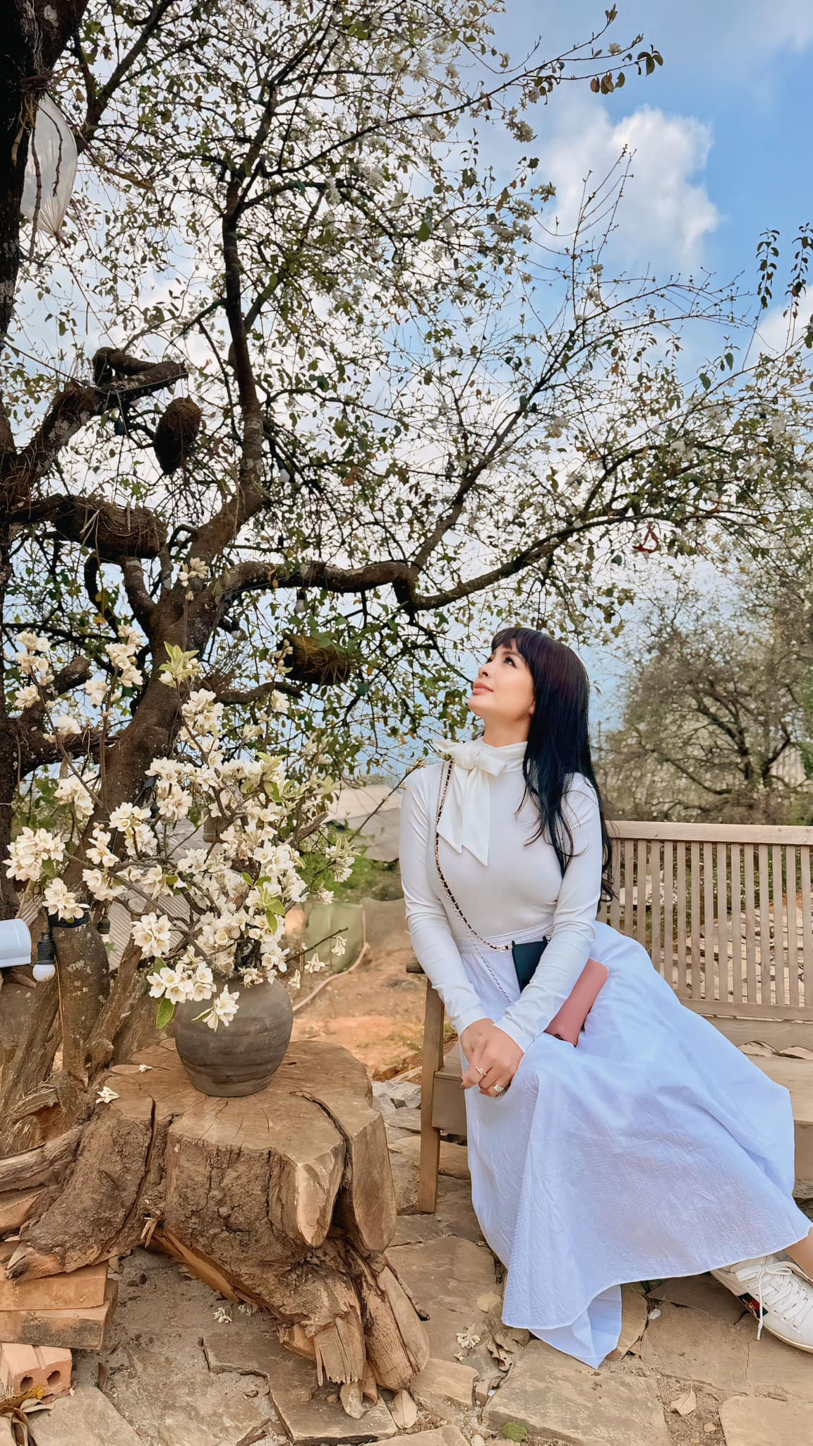 "Mùa xuân sang có hoa Sơn Tra... Hoa Sơn Tra ở bản Nậm Nghẹp... Chưa đến chính hội nhưng hoa cũng đẹp lắm rồi!", cựu mẫu Thuý Hằng du xuân. Ảnh: FB Bui Thuy Hang