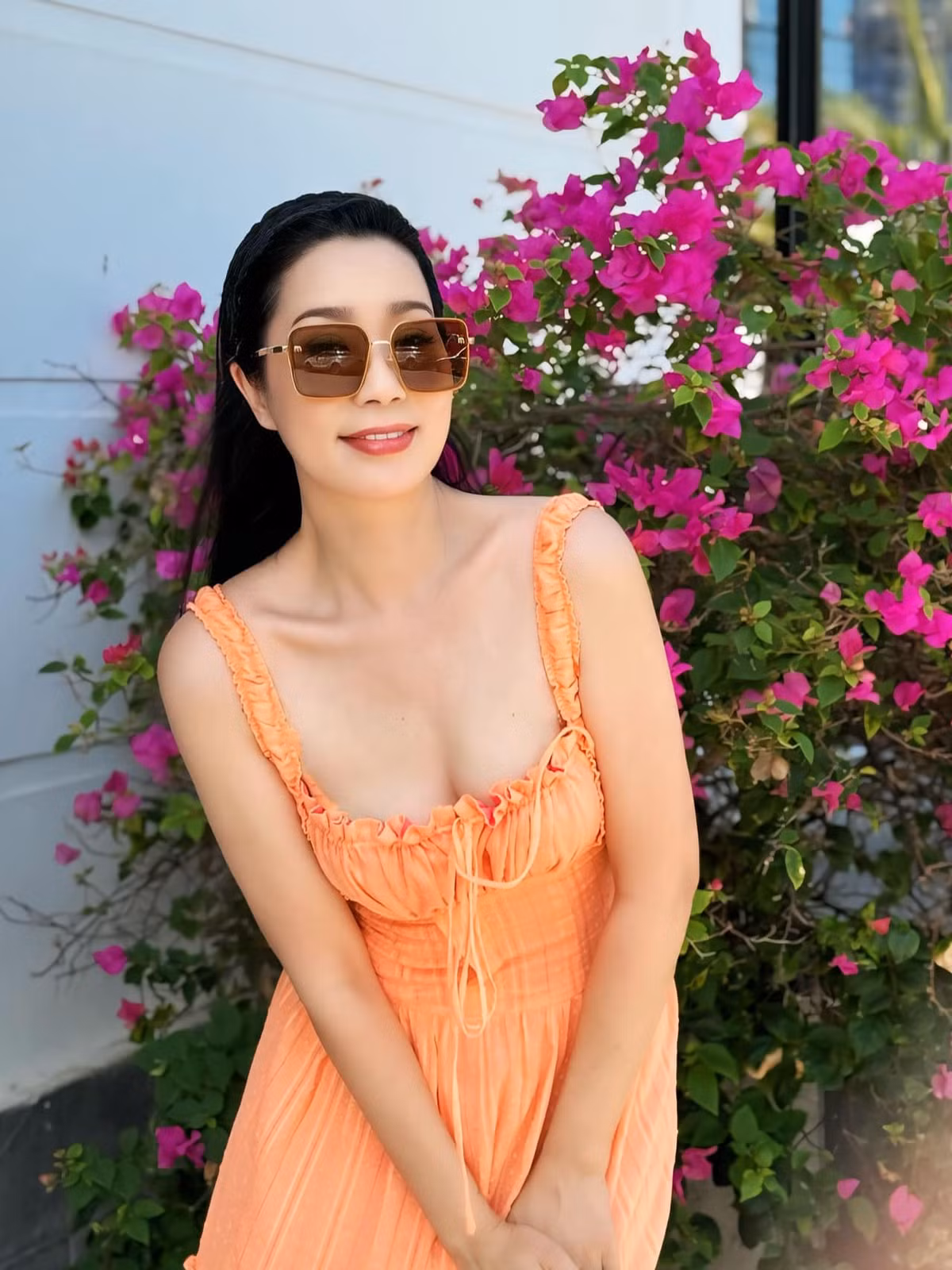 NSND Trịnh Kim Chi mặc gợi cảm trong chuyến du lịch biển. Ảnh: FB Trịnh Kim Chi