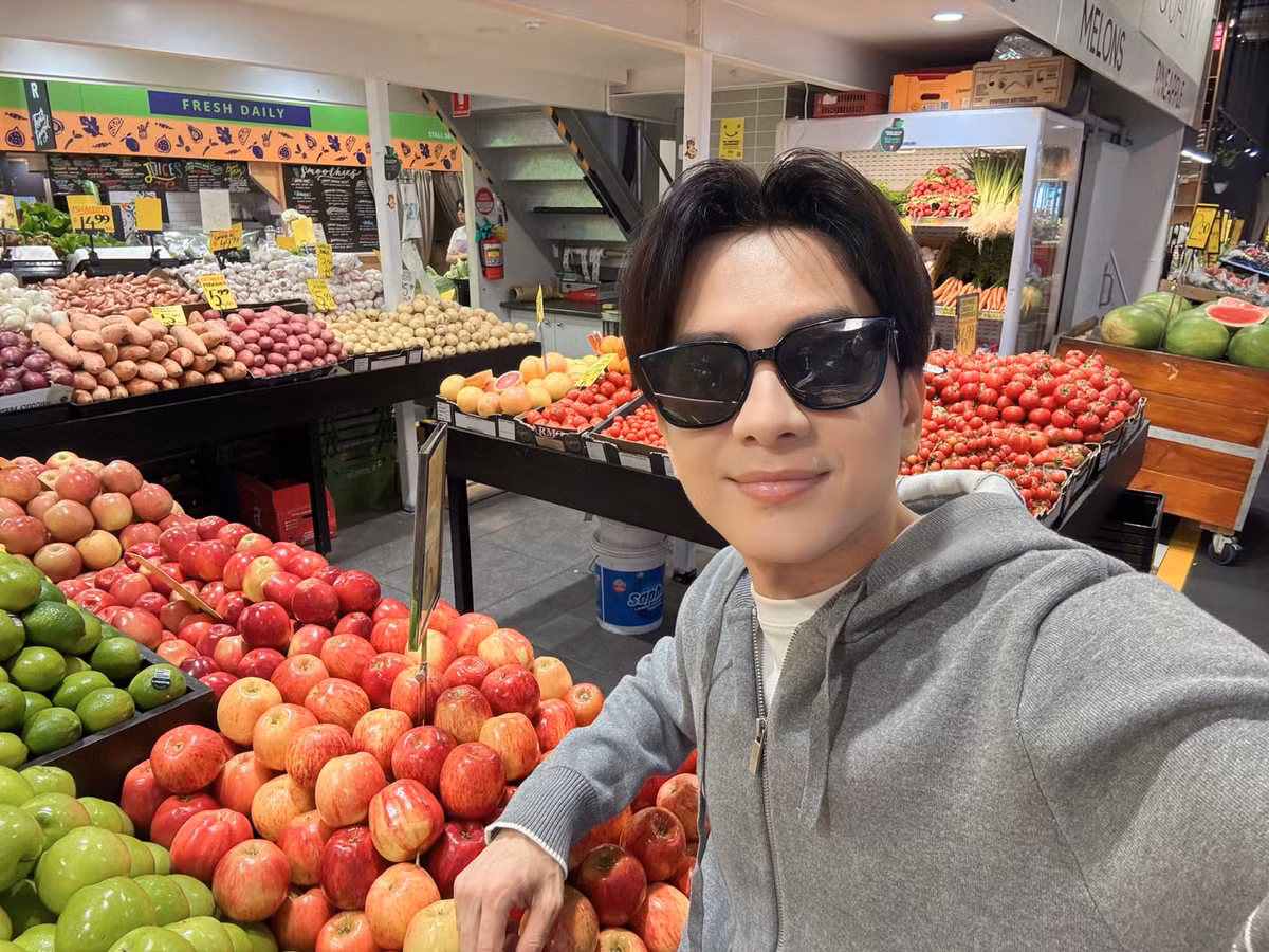 Đan Trường tận hưởng ngày nghỉ trong chuyến lưu diễn bằng việc đi mua sắm. Ảnh: FB Dan Truong Pham