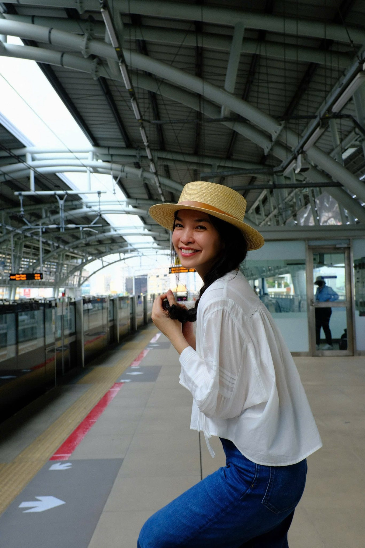 Hiền Thục ăn mặc trẻ trung, trải nghiệm đi tàu điện. Ảnh: FB Hien Thuc