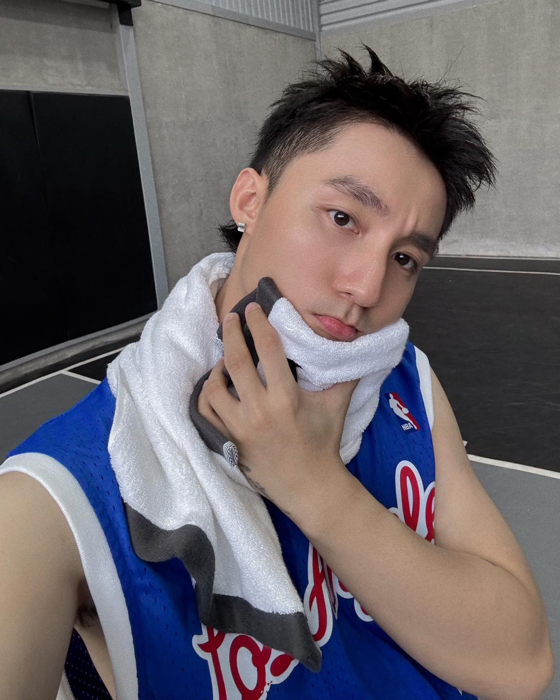 Sơn Tùng chơi bóng rổ, không quên đăng status "thả thính": "Nhắm rổ, nhưng lại ném nhầm vào tim em". Ảnh: FB M-TP