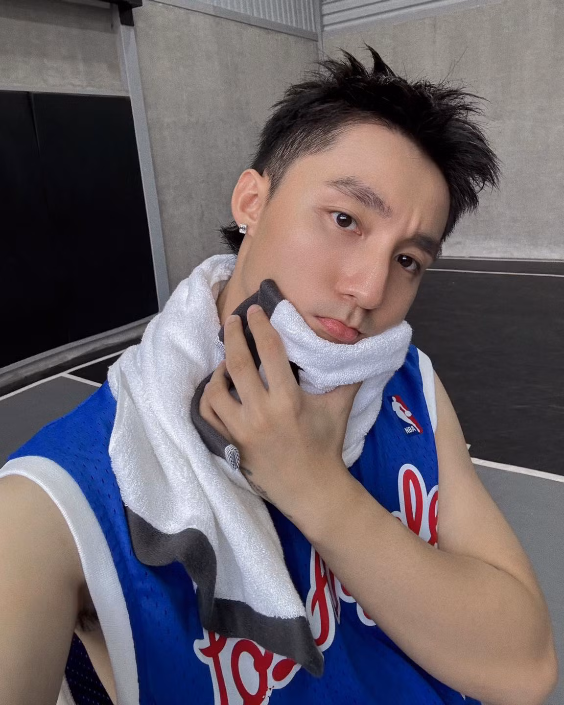 Sơn Tùng chơi bóng rổ, không quên đăng status "thả thính": "Nhắm rổ, nhưng lại ném nhầm vào tim em". Ảnh: FB M-TP