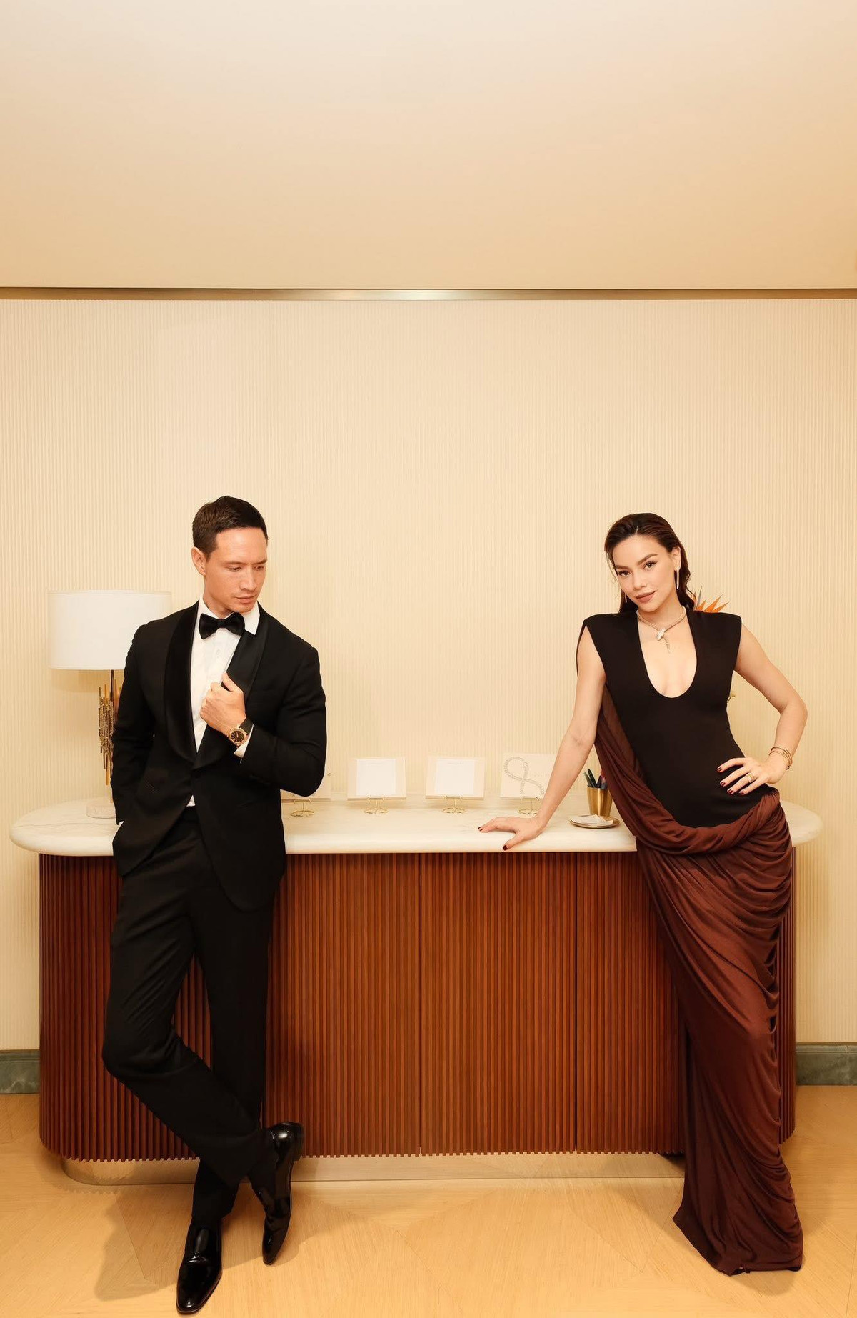 Vợ chồng ca sĩ Hồ Ngọc Hà lên đồ sang chảnh đi sự kiện. Ảnh: FB Ho Ngoc Ha