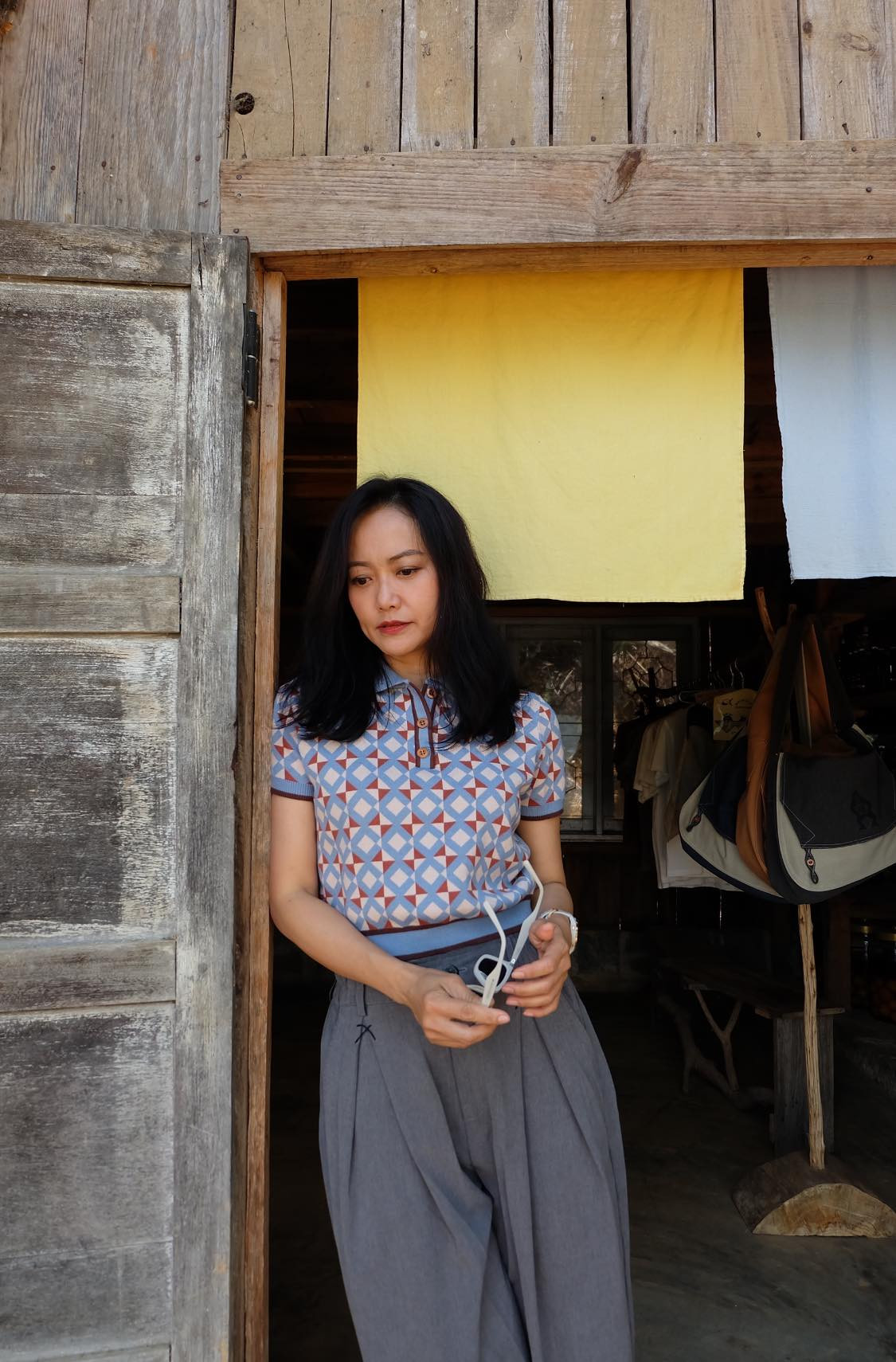 Diễn viên Hồng Ánh hài hước nói: "Sáng mở mắt nhìn giá vàng mà em đứng không nổi, dựa cửa nhìn lâu và phát hiện ra chỉ có nghèo là thật". Ảnh: FB Phạm Thị Hồng Ánh