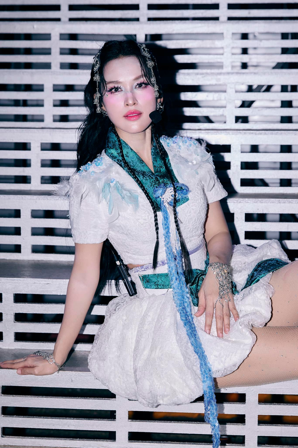 Tú Vi sau đêm diễn: "Hôm đó hát Em Gái Mưa tưng bừng tưng bừng, hôm nay nhớ lại buồn muốn khóc! Gió em ơi! … biết bao giờ đây…". Ảnh: FB Lê Tú Vi