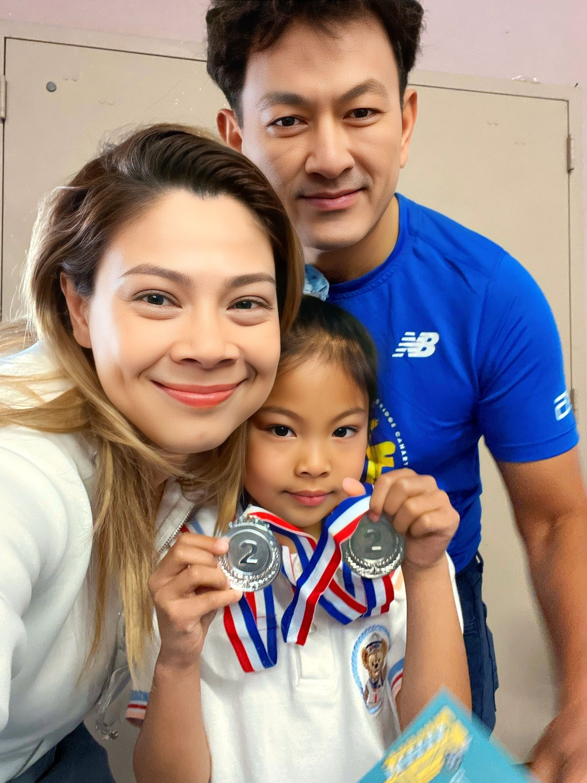 Vợ chồng ca sĩ Thanh Thảo dậy sớm đưa con gái đến trường nhận hai huy chương chạy bộ, "cạnh tranh thành tích với papa". Ảnh: FB Thanh Thảo