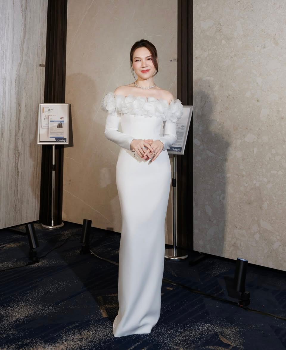  Tin tức sao Việt 20/4: Mỹ Tâm tỏa sáng trong chiếc váy trắng trễ vai điểm xuyết hoa. Ảnh: FB My Tam