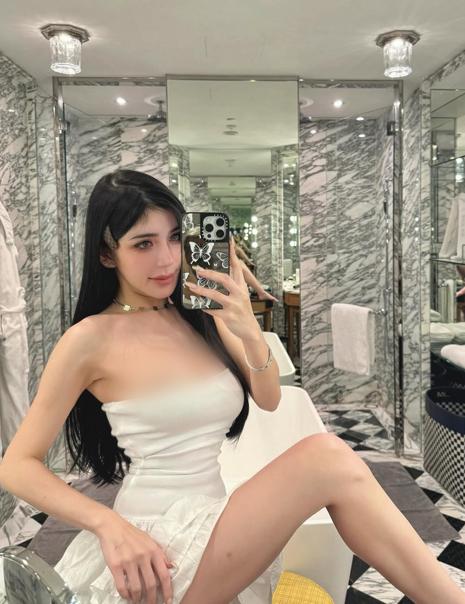 Mỹ nhân người Malaysia sở hữu vòng một căng đầy, eo thon, gương mặt cuốn hút với đôi mắt to tròn, mũi cao thon, đôi môi trái tim gợi cảm.