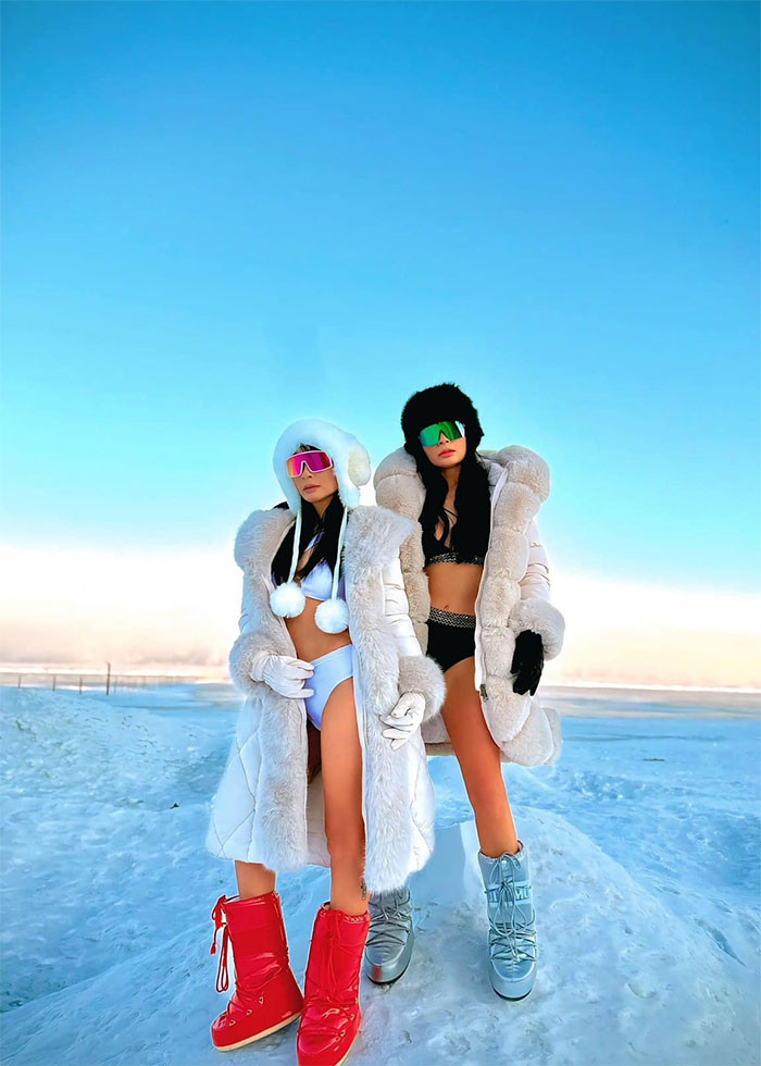 Mới đây trên trang facebook cá nhân, Thúy Hạnh đăng tải bộ ảnh kèm chia sẻ: "Trong cái lạnh -17oC, hai đứa vẫn quyết định lao ra ngoài mặt hồ đang đóng băng và tuyết để đón bình minh trên đảo Olkhon - Hồ Baikal bằng bộ hình kỷ niệm tháng sinh trong một chuyến đi đặc biệt đáng nhớ...". (Ảnh: FB Thúy Hạnh)